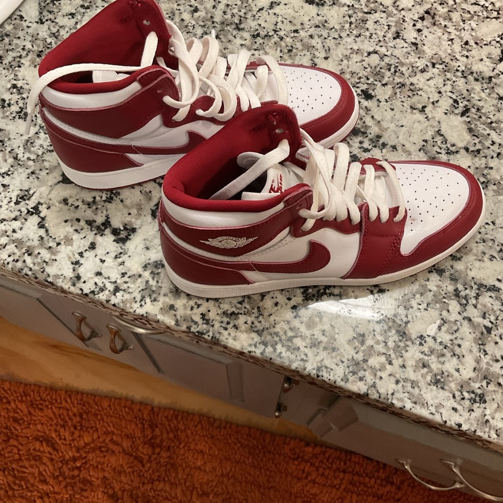Nike Air Jordan mid one trainers  Kids Burgundy and White High-Top Sneakers